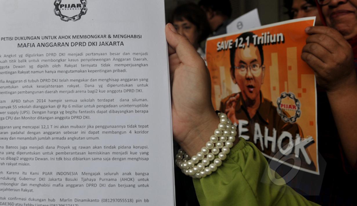 Massa dari Pijar Indonesia menunjukan petisi dukungan Gubernur DKI Basuki T. Purnama  untuk membongkar dan menyeret ke meja hijau mafia anggaran di DPRD DKI Jakarta di teras Balaikota Jakarta, Selasa (3/3/2015) (Liputan6.com/Johan Tallo)