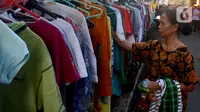 Warga memilih pakaian bekas saat kegiatan Ramadhan Berbagi: Bazaar Sayuran dan Baju Layak Pakai di Jalan Jati Padang, Pasar Minggu, Jakarta Selatan, Jumat (7/4/2023). (merdeka.com/Arie Basuki)