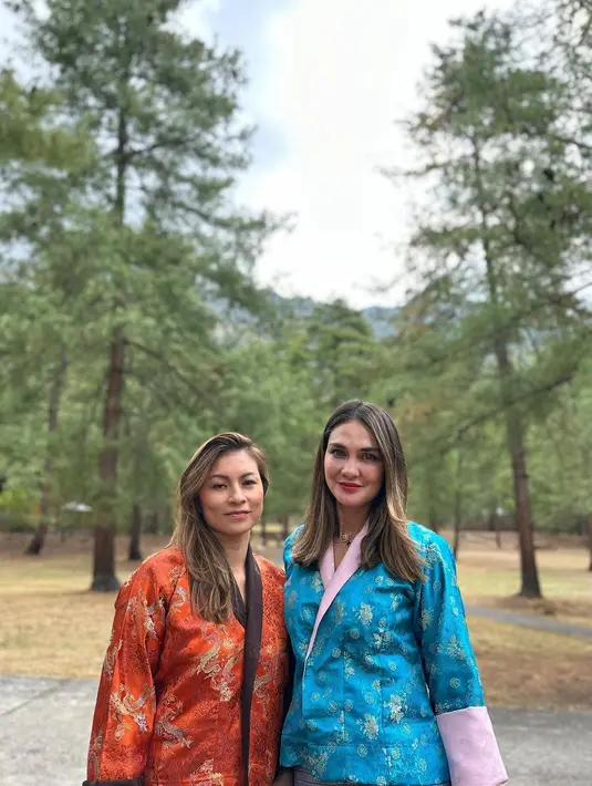 Luna Maya dan sahabatnya, Marianne Rumantir tengah menikmati momen libur Lebaran ke Bhutan. [Foto: IG/lunamaya].