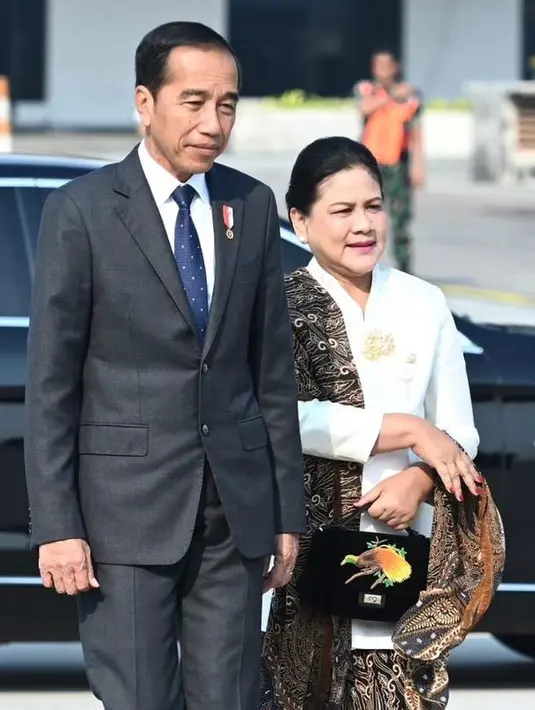 Berangkat dari Soekarno Hatta menuju China, ibu Iriana tampil mengenakan kebaya putih lengkap dengan brosnya. Dipadukan selendang dan bawahan kain batik coklat. [@jokowi]