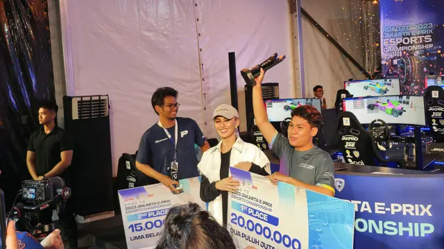 Agnez Mo menonton balapan simulator Formula E 2023