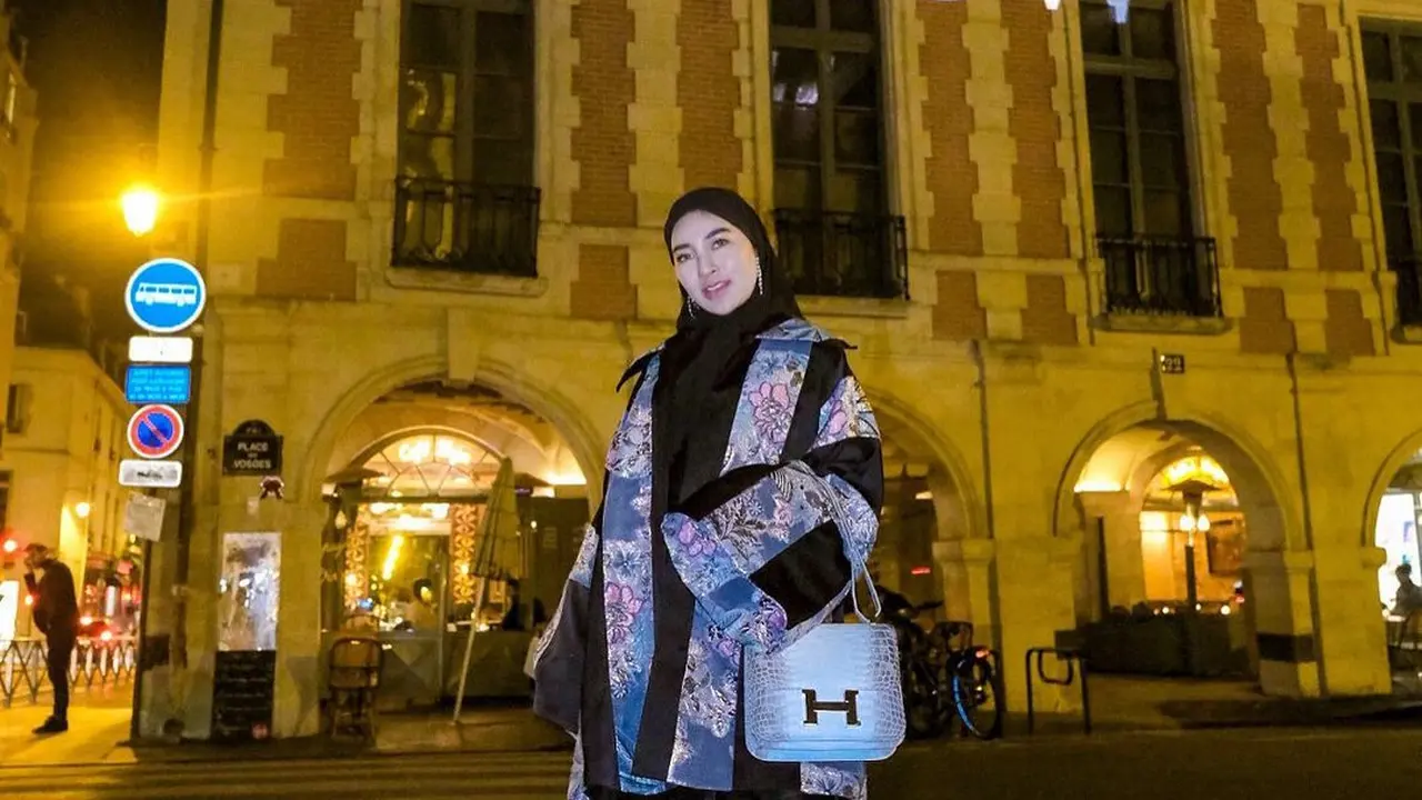 Shandy Purnamasari tampil cetar di Paris Fashion Show by Fashion Division. (Sumber: Instagram/shandypurnamasari)