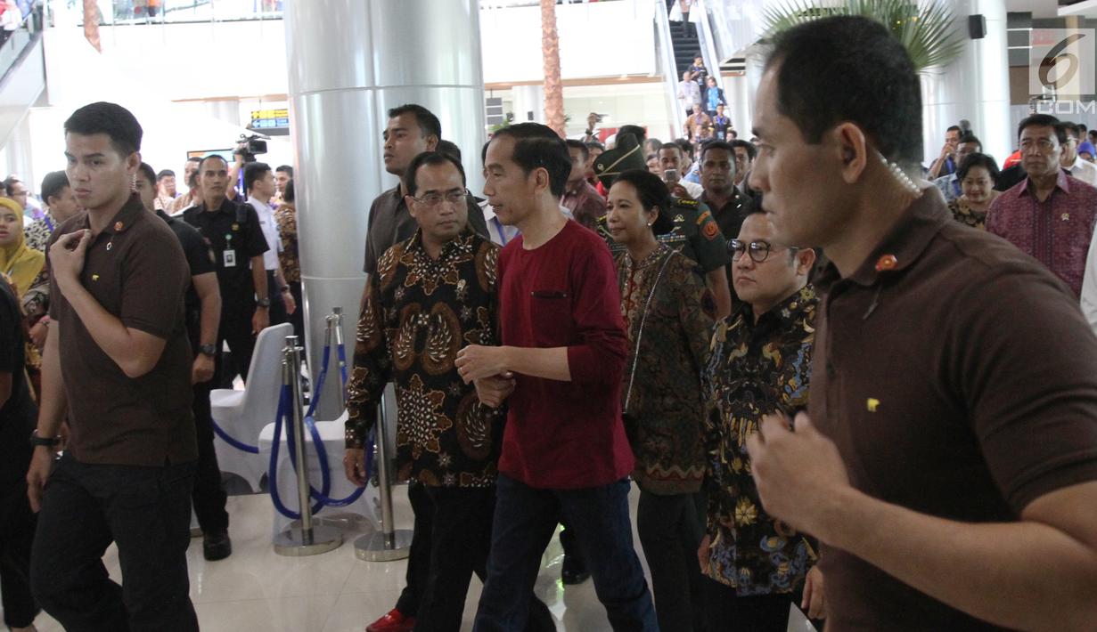 Presiden Jokowi didampingi sejumlah menteri saat tiba untuk meresmikan Stasiun Bandara Soekarno-Hatta (2/1). Usai diresmikan Jokowi, harga tiket promo seharga Rp 30 ribu akan dihapus dan menjadi Rp 70 ribu). (Liputan6.com/Pool)