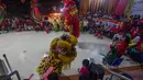 Untuk memeriahkan suasana, pihak vihara menampilkan atraksi Barongsai, Wushu, dan berbagai hiburan lainnya di area vihara. Tampak dalam foto, penampilan barongsai memeriahkan suasana malam Tahun Baru Imlek di Wihara Kwan In Thang, Pondok Cabe, Tangerang Selatan, Senin (16/2/2026). (merdeka.com/Arie Basuki)