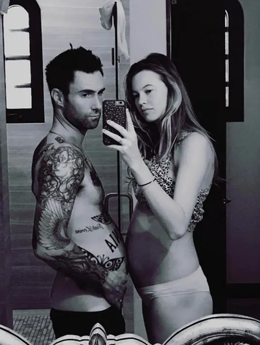 "Week 20 and I'm finally popping! #impregnanttoo" tulis adamlevine. Dalam foto yang berdiri dengan telanjang dada itu keduanya sambil melihat ke arah kamera handphone. Mendapatkan ratusan ribu like dan puluhan ribu komentar. (Instagram/adamlevine)