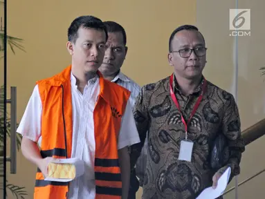 Ekspresi Komisaris PT Media Bangun Bersama Khairudin usai menjalani pemeriksaan di Gedung KPK, Jakarta, Kamis (1/2). KPK menetapkan Khairudin dan Bupati Kutai Kartanegara nonaktif Rita Widyasari sebagai tersangka TPPU. (Liputan6.com/Herman Zakharia)
