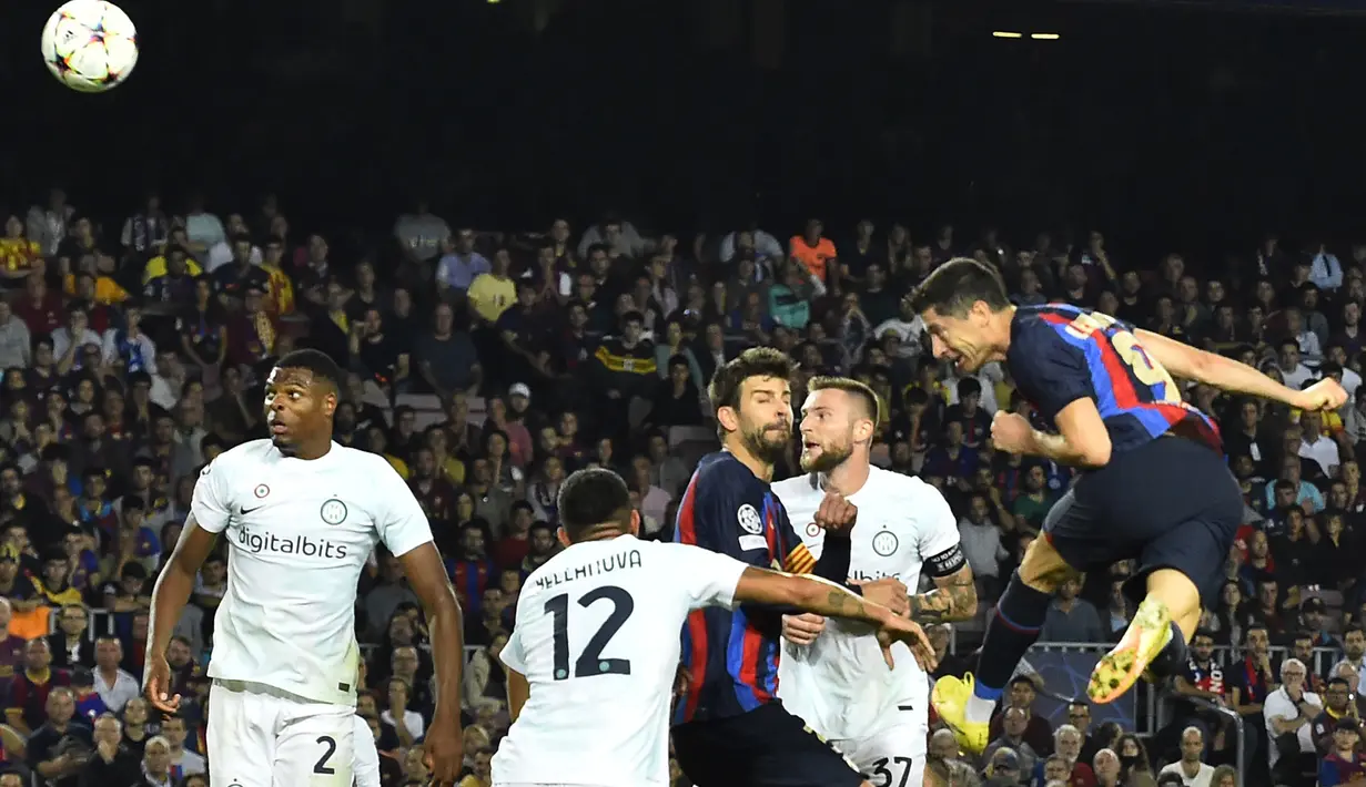 Robert Lewandowski. Tampil dalam 5 laga Barcelona di fase Grup C Liga Champions 2022/2023, striker asal Polandia berusia 34 tahun ini menempati posisi ketiga dalam daftar top skor dengan torehan 5 gol. Kelima golnya dicetak dalam dua laga saja, yaitu berupa hattrick pada matchday pertama kontra Viktoria Plzen (7/9/2022) dan sebuah brace pada matchday keempat kontra Inter Milan (12/10/2022). Sayang, koleksi golnya tak mungkin bertambah di Liga Champions musim ini, karena Barcelona harus tersingkir dan akan bermain di Europa League di sisa musim. (AFP/Pau Barrena)