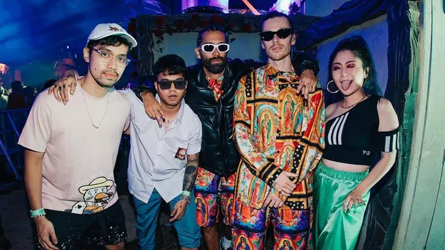 Potret Reza Arap Pakai Seragam SMA, Tampil di Tomorrowland Bareng Weird Genius