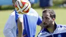 Pemain Napoli, Gonzalo Higuan melalukan latihan terakhir jelang pertandingan melawan Wolfsburg di perempat final leg ke-2 European League, Kamis (23/04/2015). (AFP)