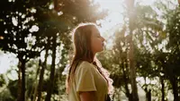 Ilustrasi merenung, berpikir, diri sendiri. (Photo by Alan Retratos/Pexels)