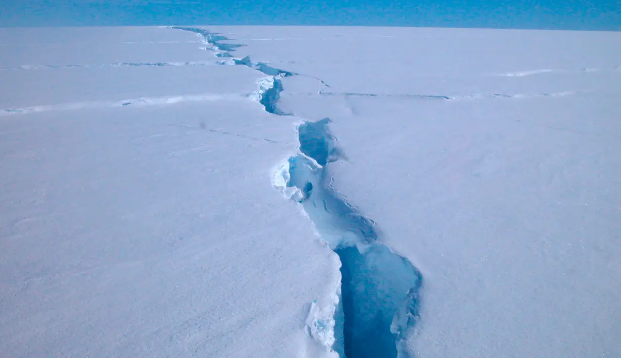 Dalam foto selebaran 1 Oktober 2019 memperlihatkan kondisi pecahan gunung es yang dikenal sebagai 'Loose Tooth' atau gigi yang tanggal di lapisan es Amery, Antartika. Gunung es bernama D-28 itu terpisah dari lapisan es Amery pada 26 September lalu. (Richard COLEMAN/AUSTRALIAN ANTARCTIC DIVISION/AFP)