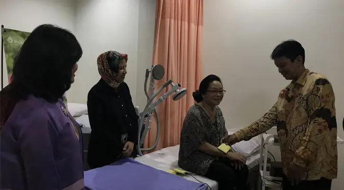 Salah satu pasien sedang mencoba layanan fisioterapi di Prodia Senior Health Center