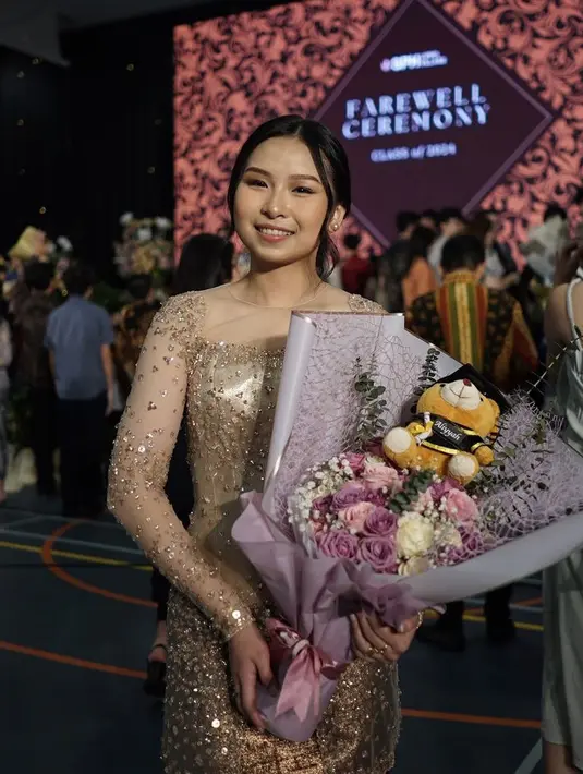 Aliyyah Kohl baru saja menyelesaikan pendidikan di Sekolah Pelita Harapan. Ia pun tampil memesona saat wisuda. [@aliyyah.kohl]