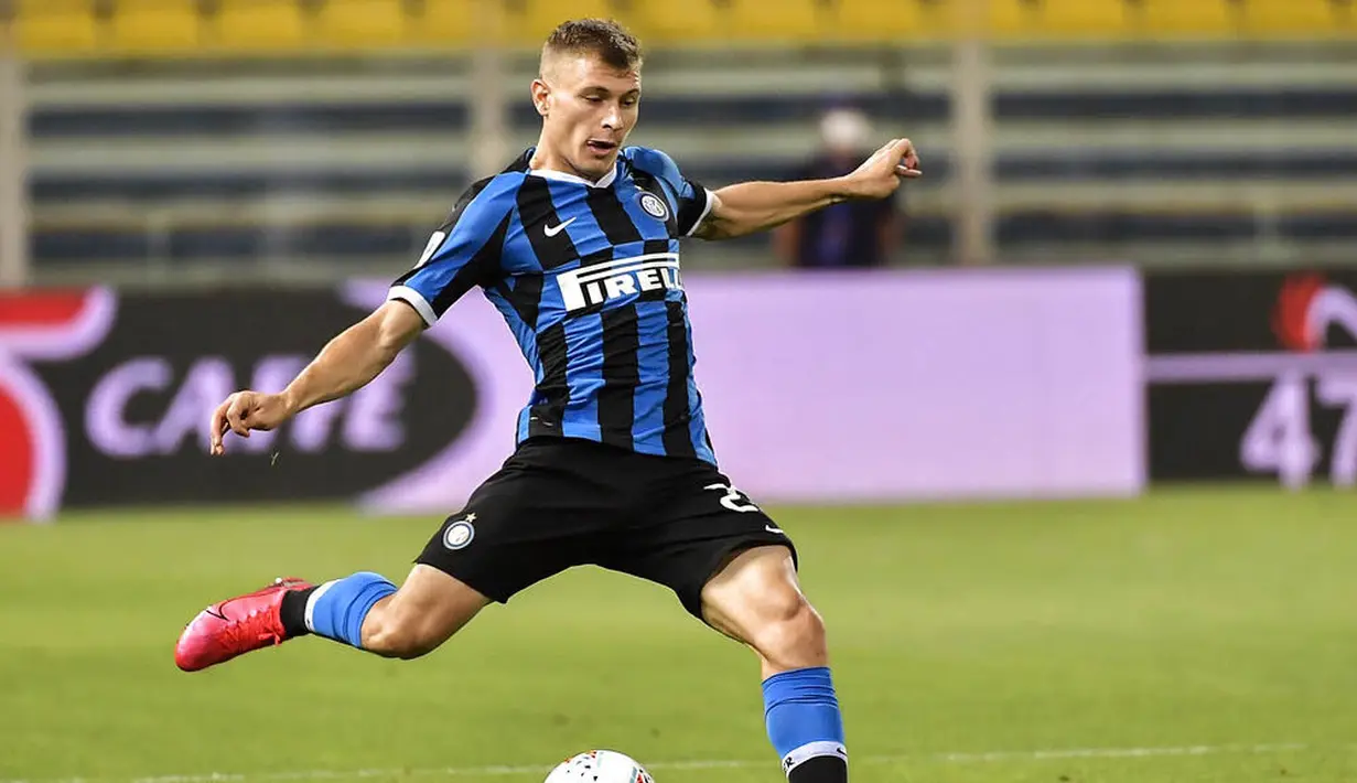Gelandang Inter Milan, Nicolo Barella, menendang bola saat melawan Parma pada laga Serie A di Stadion Ennio Tardini, Minggu (28/6/2020). Inter Milan menang 2-1 atas Parma. (AP/Marco Alpozzi)