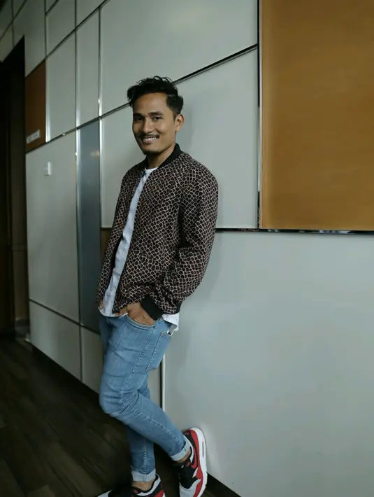 "Sering nongkrong bareng aja. Kalau sama dia sih anaknya udah lumayan enak diajak ngobrol Jadi enak pendekatannya," ujar nominasi Pemeran Pembantu Pria Terpuji Festival Film Bandung 2016 itu. (Galih W. Satria/Bintang.com)