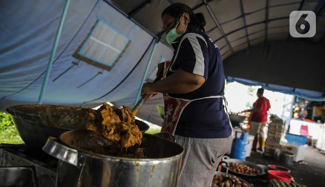 Petugas Taruna Siaga Bencana (Tagana) menyiapkan masakan di Dapur Umum Kementerian Sosial Peduli Dampak Covid-19 di Kompleks Gedung Konvensi Taman Makam Pahlawan Nasional-Utama, Kalibata, Jakarta, Rabu (8/4/2020). Dapur umum ini dibuka sejak Senin, 6 April 2020 lalu. (Liputan6.com/Faizal Fanani)