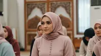 11 Model Gamis Minimalis Elegan untuk Acara Pengajian Masa Kini, Tampil Rapi dan Stylish