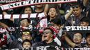 Suporter Persis Solo mendukung timnya saat bertanding melawan PSS Sleman dalam lanjutan pertandingan babak penyisihan Grup A Piala Presiden 2022 di Stadion Manahan, Solo, Jawa Tengah, Sabtu (11/6/2022). (Bola.com/Arief Bagus)