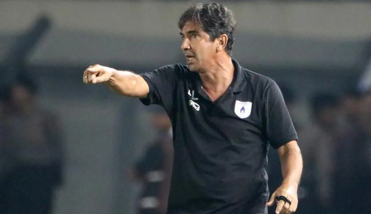 1. Luciano Leandro  - Pelatih asal Brasil ini didepak setelah dinilai gagal mengangkat performa Persipura Jayapura. Manajemen Mutiara Hitam menyudahi kerja sama dengan Luciano Leandro pada pekan ke-6 Shopee Liga 1 2019. (Bola.com/M. Iqbal Ichsan)
