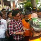 Cawagub DKI Jakarta Djarot Saiful Hidayat menyambangi kawasan Kalisari, Pasar Rebo, Jakarta Timur, Rabu (2/11/2016). (Nanda Perdana Putra/Liputan6.com)