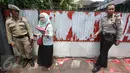 Penjagaan dilakukan akibat beredarnya pesan berantai mengenai panggilan berjihad untuk menutup tempat ibadah Ahmadiyah, Depok, Jawa Barat, Jumat (24/2). (Liputan6.com/Immanuel Antonius)