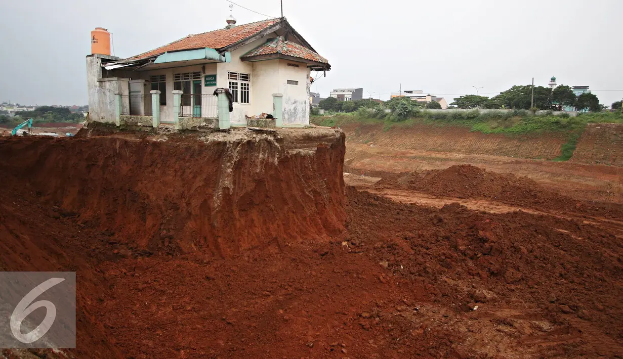 Bangunan Musala Al-Ismati Rachman berdiri di sekitar proyek pembangunan Jalan Tol Cinere-Jagorawi di Depok, Jawa Barat, Senin (22/2). Keterlambatan pembebasan lahan menjadi penyebab Musala tersebut masih berdiri kokoh. (Liputan6.com/Immanuel Antonius)