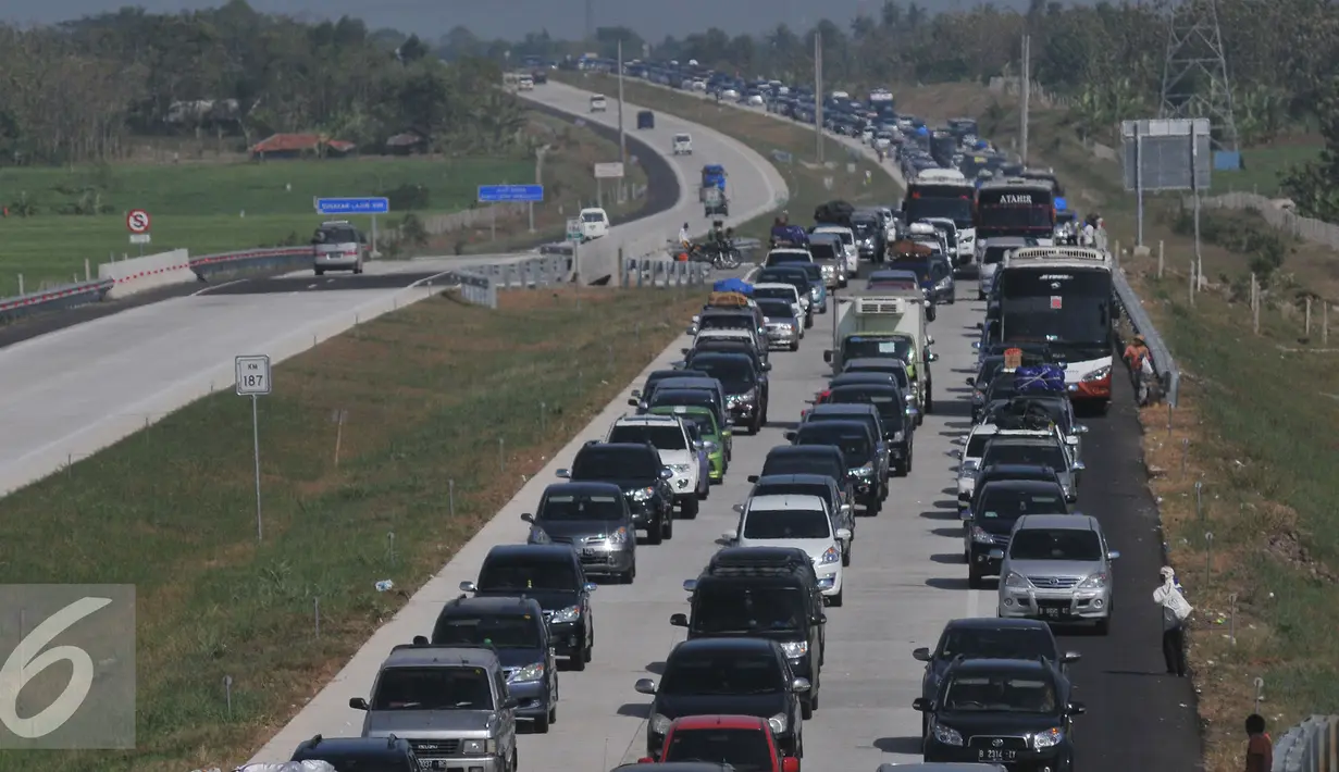 Sejumlah mobil melintas di Tol Cipali, Jawa barat, Selasa (14/7/2015). Hingga H-3 jelang lebaran 2015 tol Cipali sudah mengalami kemacetan sekitar 5 km dari pintu tol. (Liputan6.com/Herman Zakharia)
