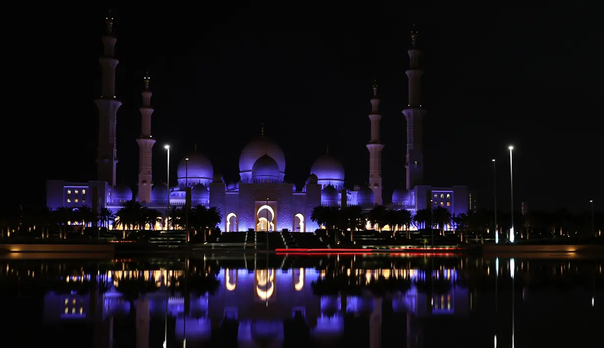 Suasana Masjid Agung Sheikh Zayed ketika umat Muslim bersiap melaksanakan salat tarawih pertama di Abu Dhabi, Rabu (17/5). Dengan luas area sekitar 22, 412 meter persegi, masjid ini mampu menampung lebih dari 40,000 jemaah. (AFP PHOTO/KARIM SAHIB)