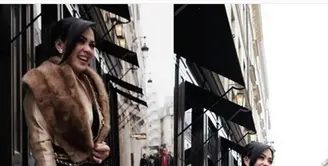 Beberapa hari lalu, Syahrini bersama keluarga besarnya berlibur di Bali. Kemudian berlanjut ke Palembang. Dan sekarang di Paris. (Instagram/@princessyahrini)