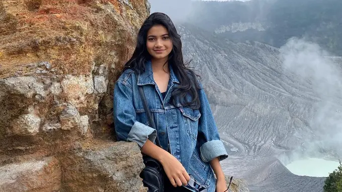 FOTO: Gaya Ratu Sofya dengan Outfit Denim, Simpel dan Tampil Boyish