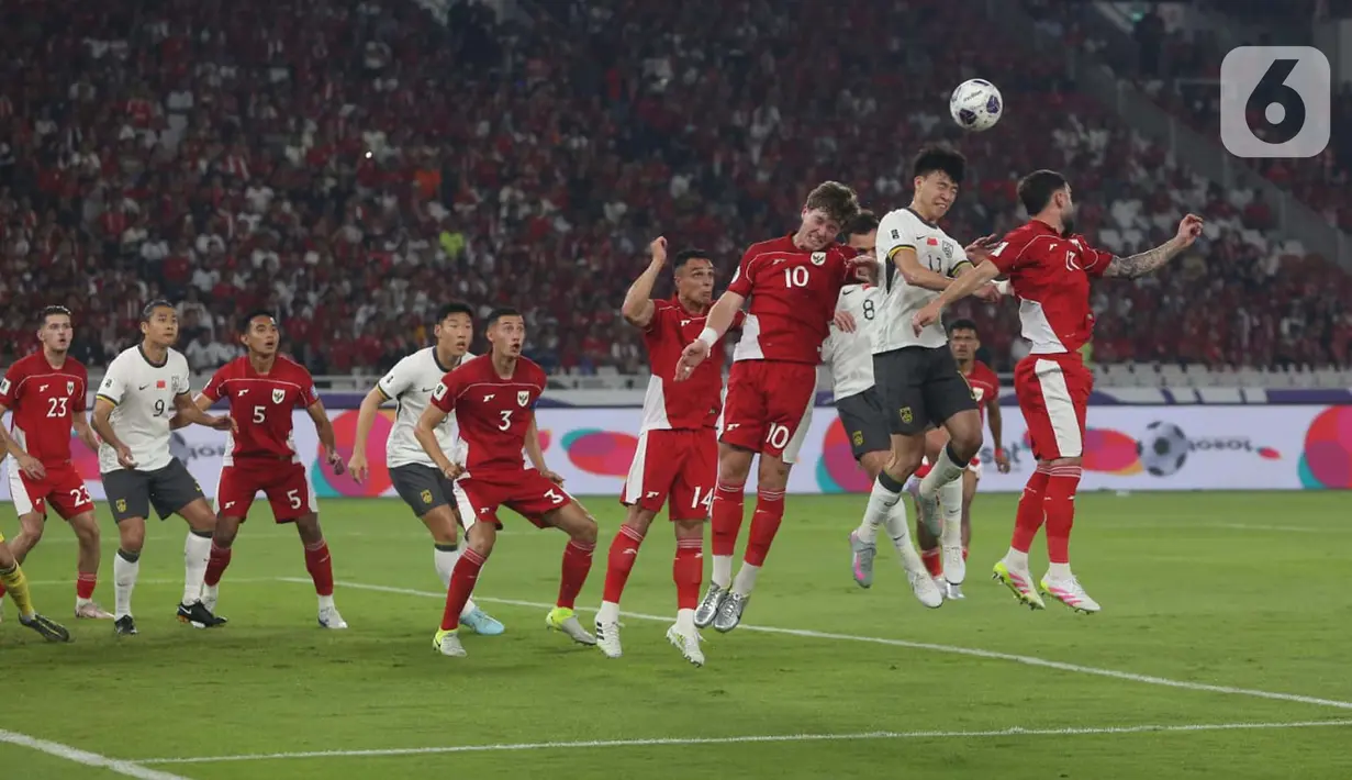 Bermain di hadapan publik sendiri, Timnas Indonesia terus meningkatkan intensitas serangan di babak pertama. (Liputan6.com/Angga Yuniar)