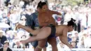 Seorang pesumo berhasil menjatuhkan lawannya dalam turnamen Sumo, Honozumo di Kuil Yasukuni, Tokyo, Senin (18/4). Selain menjadi ajang kejuaraan olahraga tradisional jepang, kejuaraan tahunan itu juga menjadi daya tarik wisata. (REUTERS/Yuya Shino)