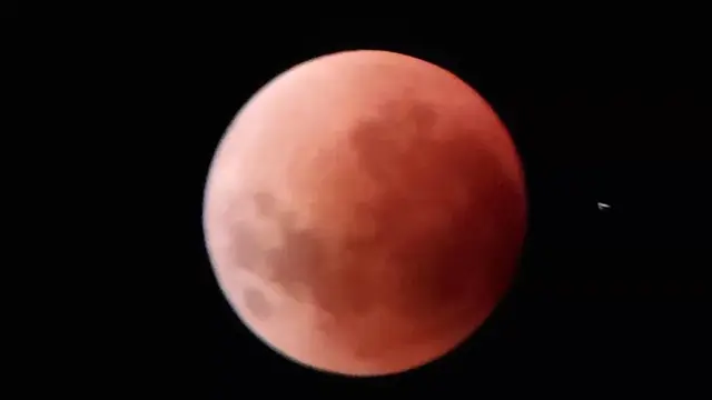 Super Flower Blood Moon Eclipse terlihat dari Yucatán, Mexico pada 15-16 Mei 2022.