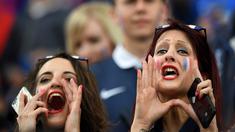 Suporter  cantik memberikan semangat kepada Timnas Prancis saat melawan Skotlandia pada laga persahabatan di Stadion St Symphorien, Longeville-les-Metz, Prancis, (4/6/2016), Prancis menang 3-0.  (AFP/Franck Fife)