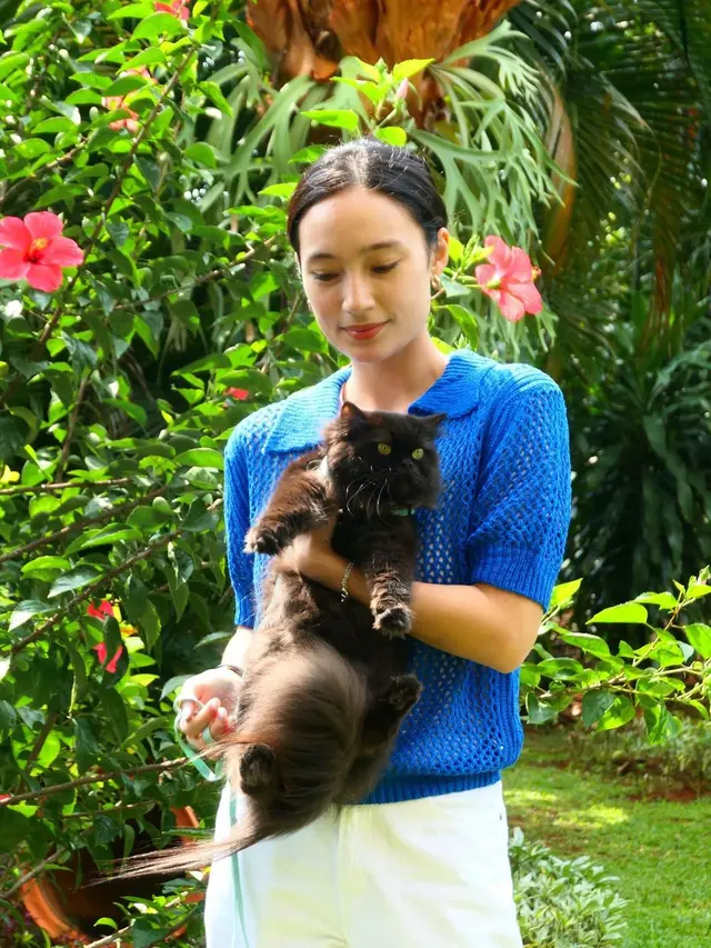 Tatjana Saphira memiliki kesenangan bermain dengan kucing. Tak hanya satu, wanita kelahiran Jakarta, 21 Mei 1997 memiliki banyak kucing di rumahnya. (Foto: Instagram/@tatjanasaphira)