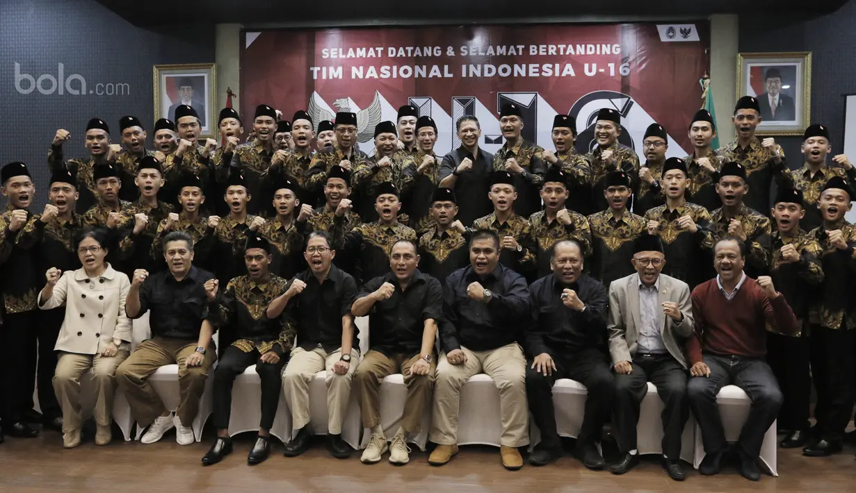 Timnas Indonesia U-16 bersama staf PSSI foto bersama saat acara pelepasan Timnas U-16 ke piala AFF di Jakarta, Kamis, (6/7/2017). Piala AFF U-15 akan berlangsung 9-22 Juli di Thailand. (Bola.com/M Iqbal Ichsan)