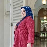 Di era modern seperti sekarang ini, Batik tak hanya dikenakan oleh kalangan dan acara tertentu. Seperti yang dilakukan oleh para artis cantik ini yang kerap tampil dengan Batik Indonesia di berbagai acara. (Instagram/gitagut)