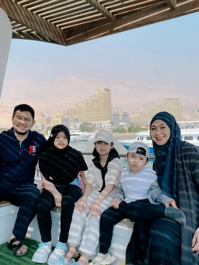 Momen Liburan Oki Setiana Dewi Bareng Anak di Kairo