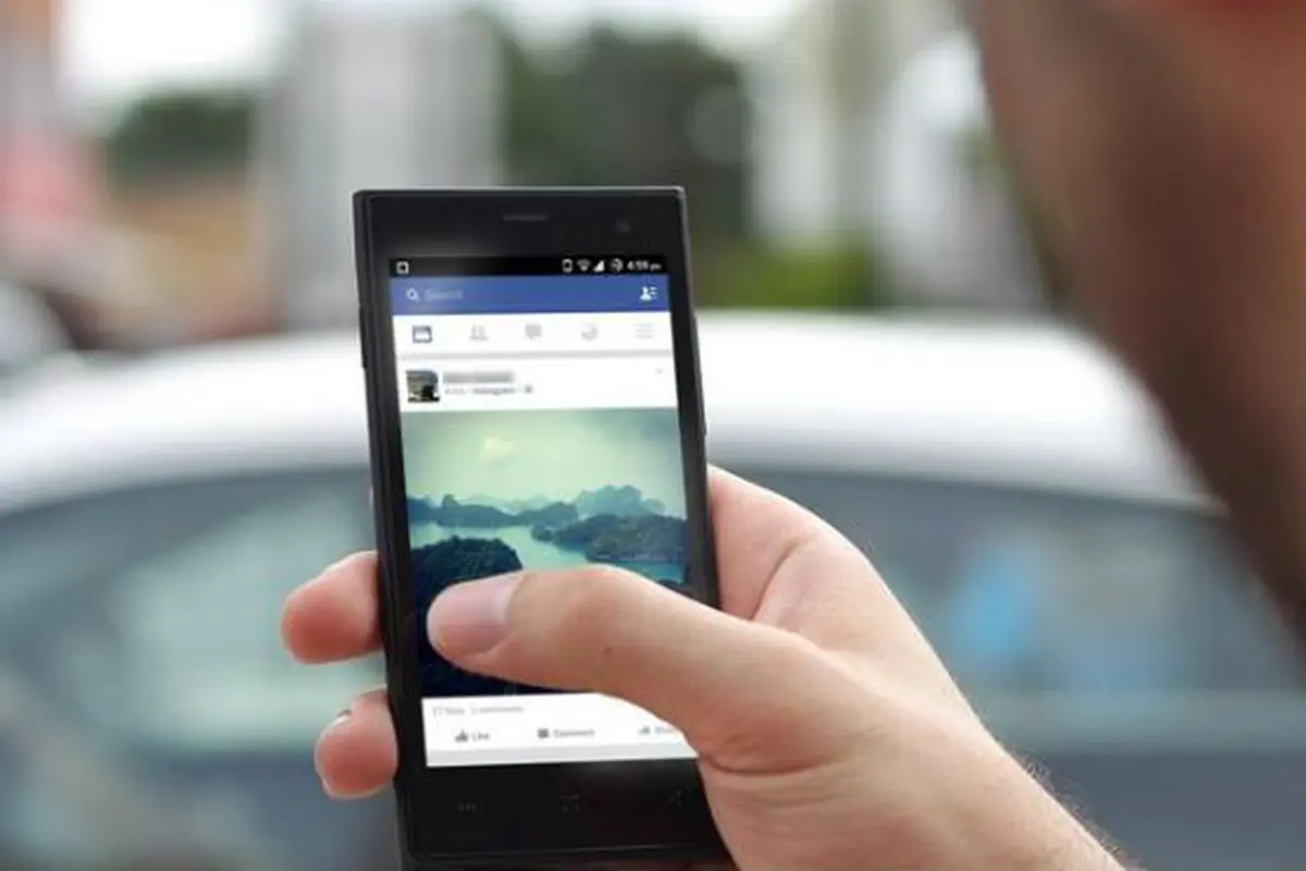 Ilustrasi Facebook di Android