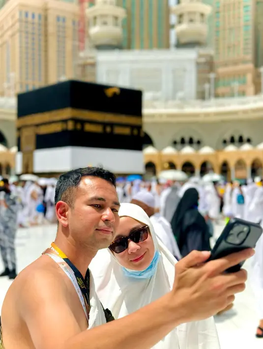 <p>Foto ini kemungkinan diambil ketika mereka selesai melakukan tawaf dan sebelum menjalani sa'i dari Bukit Safa ke Marwa. (Foto: Instagram/ raffinagita1717)</p>