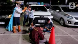 Kehadiran petugas berkostum boneka Kapten Ferizy ditujukan untuk menghibur pemudik khususnya anak-anak. (Liputan6.com/Herman Zakharia)
