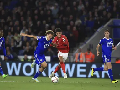 Bek Leicester City Wout Faes berebut bola dengan penyerang Nottingham Forest Brennan Johnson dalam lanjutan Liga Inggris 2022/23 pekan ke-9 di Stadion King Power, Leicester, Selasa (4/10) dinihari WIB. Leicester City akhirnya berhasil meraih kemenangan pertamanya musim ini. (AP Photo/Leila Coker)