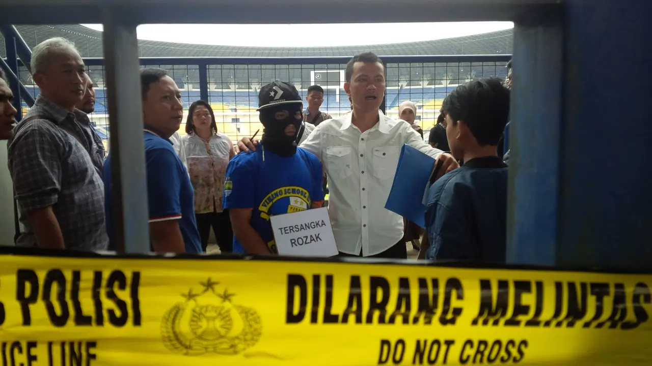 Wugi Fahrur Rozak (19), salah satu pelaku pengeroyok Ricko Andrean (22) yang tewas beberapa waktu lalu, menjalani rekonstruksi kejadian di Stadion Gelora Bandung Lautan Api