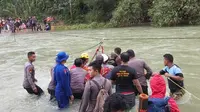 Evakuasi penjelajah di wilayah Konawe Utara, Senin (6/7/2020).(Liputan6.com/Ahmad Akbar Fua)