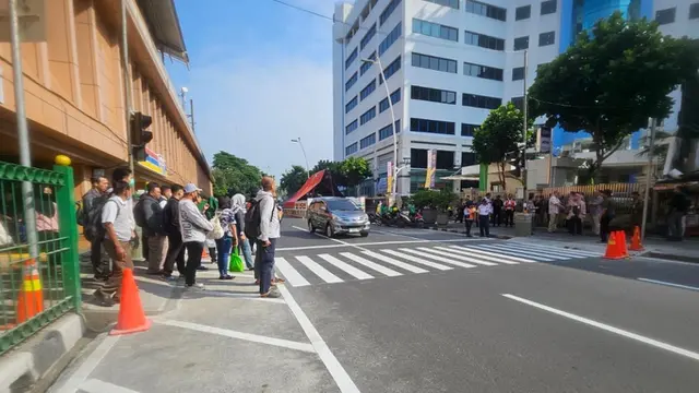 Uji coba membuka pagar dan memasang pelican crossing pada sisi timur stasiun Cikini, Jakarta Pusat.