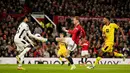 Tiga gol Manchester United bersarang di gawang Sheffield United. Gol Bruno Fernandes pada menit ke-61 dan 81 serta Rasmus Hojlund (85’) memastikan kemenangan Manchester United atas Sheffield United. (AP Photo/Dave Thompson)