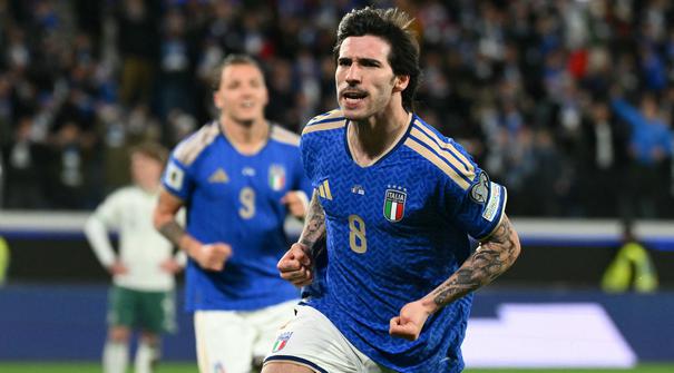 Italia berhasil memetik kemenangan dalam laga play off melawan Irlandia Utara dan menjaga asa mereka untuk lolos ke Piala Dunia 2026. (AFP/Alberto Pizzoli)