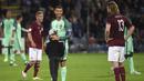 Bintang Portugal, Cristiano Ronaldo, memeluk seorang anak yang menghampirinya usai melawan Latvia pada laga kualifikasi Piala Dunia 2018 di Stadion Skonto, Riga, Jumat (9/6/2017). Latvia kalah 0-3 dari Portugal. (AP/Roman Koksarov)