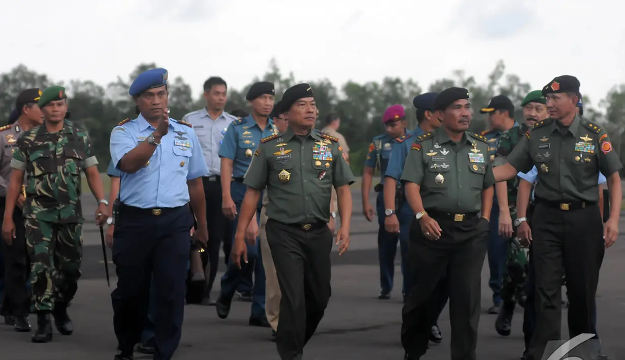 Panglima TNI Jenderal Moeldoko saat tiba Lanud Iskandar untuk memberikan instruksi khusus kepada tim pencari, Pangkalan Bun, Kalteng, Selasa (6/1/2015). (Liputan6.com/Herman Zakharia)