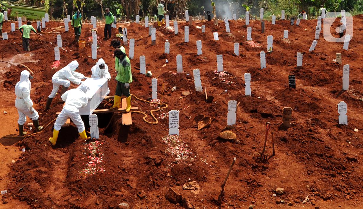 Petugas saat memakamkan pasien Covid-19 di TPU Pondok Ranggon, Jakarta Senin (7/9/2020). Petugas pemakaman mengatakan terjadi lonjakan jenazah yang terjadi dalam satu bulan lebih terakhir dengan  memakamkan lebih  30 jenazah dalam satu hari. (merdeka.com/Arie Basuki)